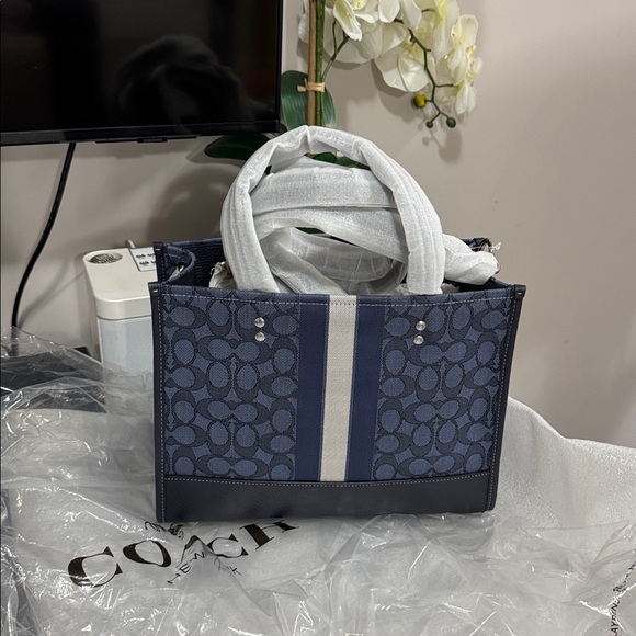 Dempsey Carryall In Signature Jacquard With Stripe And Coach Patch - Picture 7 of 7
